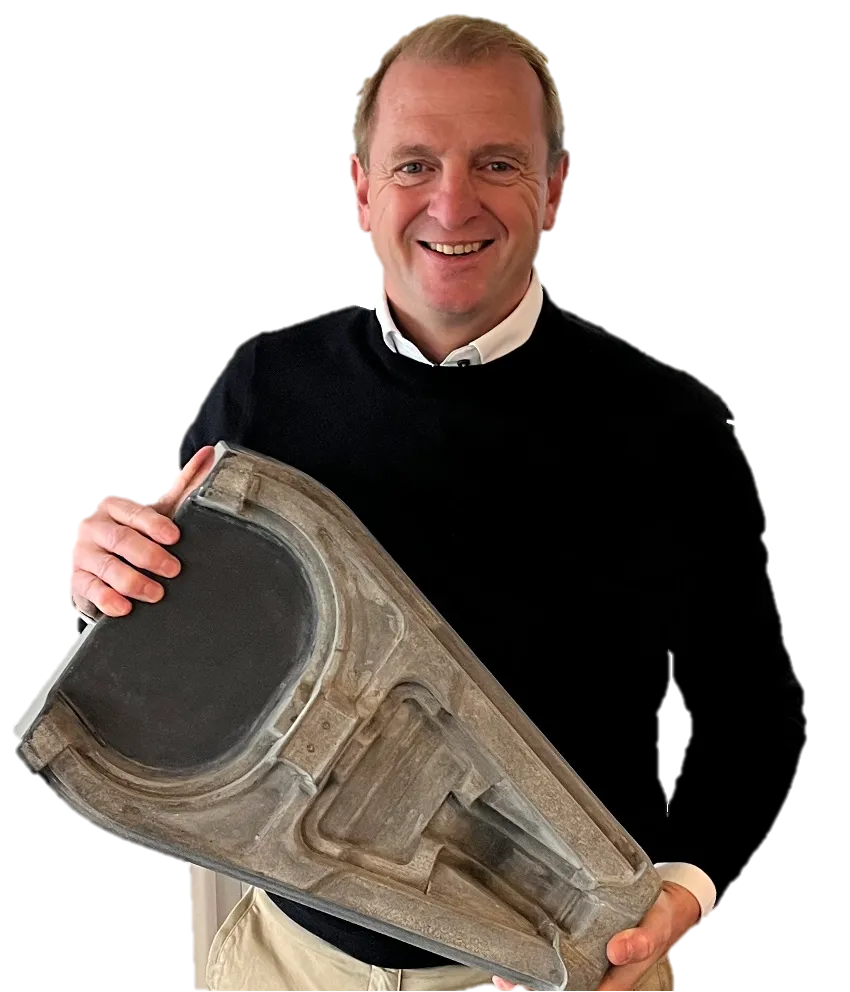 Dr. Thomas Bettermann mit einem 3D-gedruckten Tiefziehwerkzeug
